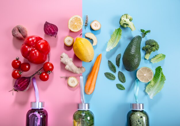 Bouteilles en verre avec des boissons naturelles sur un mur coloré