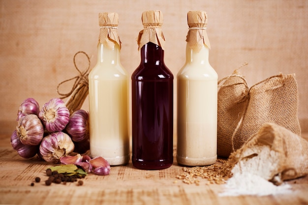 Bouteilles en verre de levain pour la soupe aigre de Pâques maison