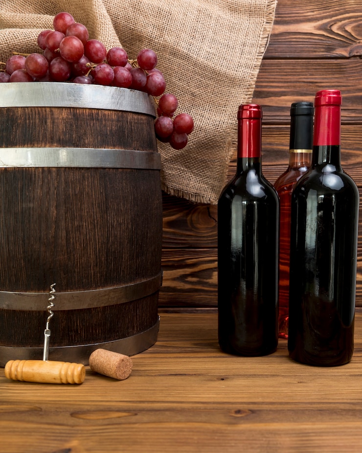 Photo gratuit bouteilles de vin avec baril