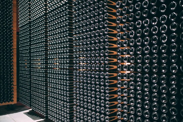 Bouteilles de vin stockées dans une cave sur le processus de fermentation