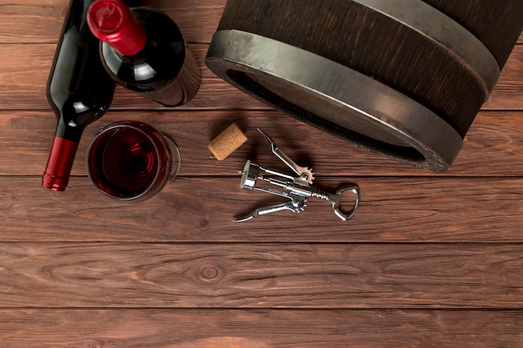 Photo gratuit bouteilles de vin vue de dessus sur fond en bois
