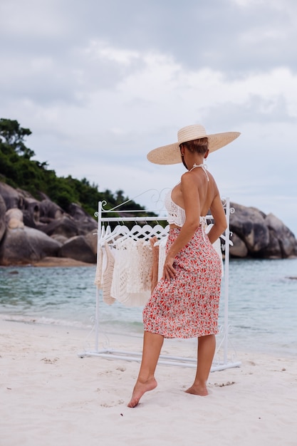 Boutique de plage en plein air pour les vêtements tricotés femme choix quoi acheter à partir de cintre de plancher concept de vêtements en tricot d'été