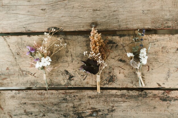 Boutonnières fleurs séchées rustiques