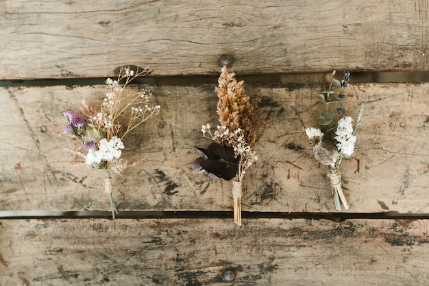 Boutonnières fleurs séchées rustiques