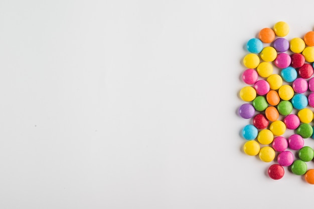 Photo gratuite boutons de bonbons aux saveurs différentes