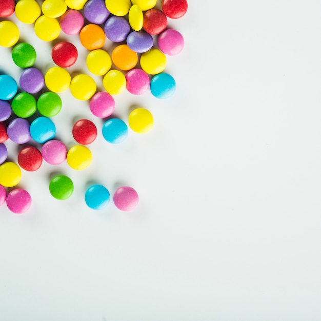 Boutons de bonbons dans le coin de fond blanc