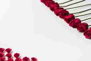 Photo gratuite boutons de roses rouges sur table blanche