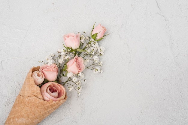 Boutons de roses en vue de dessus de cornet de crème glacée