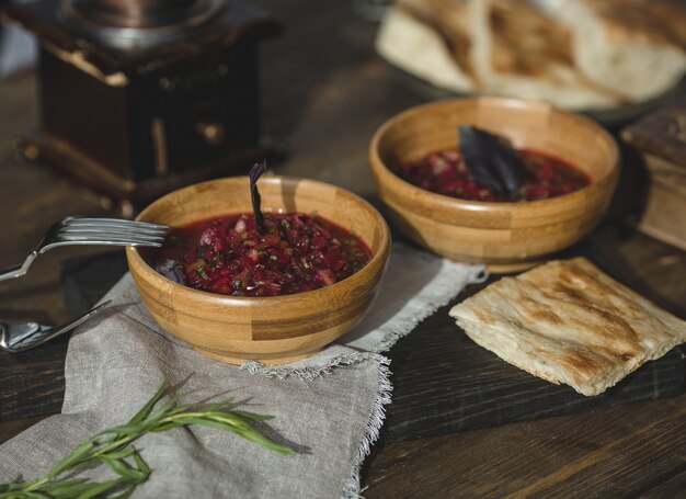 Bowles de bambou Sumakh avec des herbes et des épices