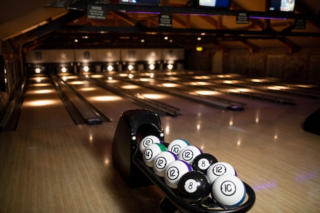 Bowling vide avec boules de bowling