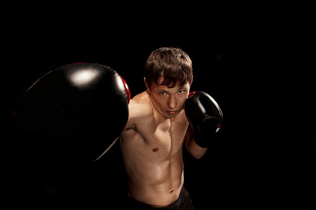 Boxe homme boxe sur fond noir