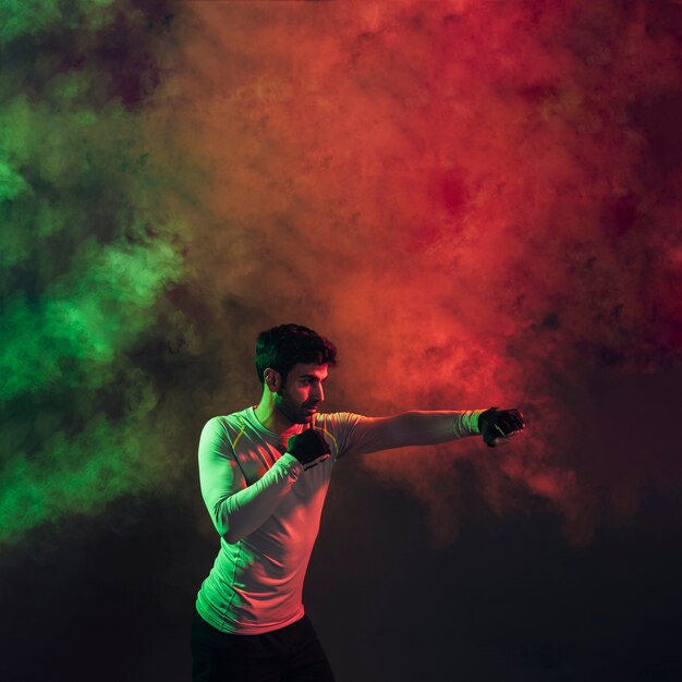 Boxe homme lumières du studio sombre