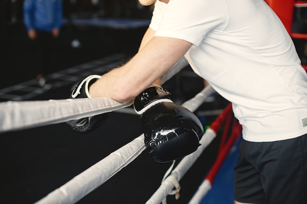 Boxe homme sportif. Photo de boxeur sur un ring. Force et motivation