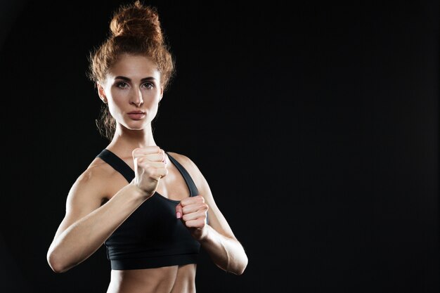 Boxer concentré jeune femme sportive