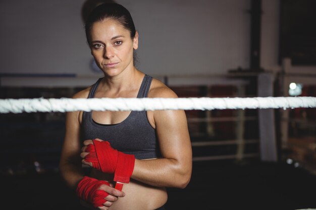 Boxer femelle portant une sangle rouge au poignet