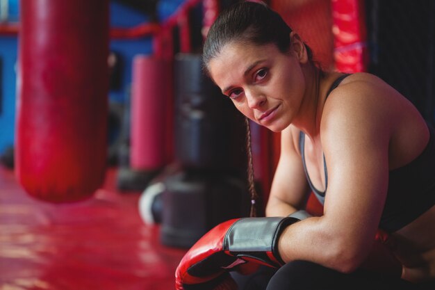 Boxer femme posant avec des gants de boxe