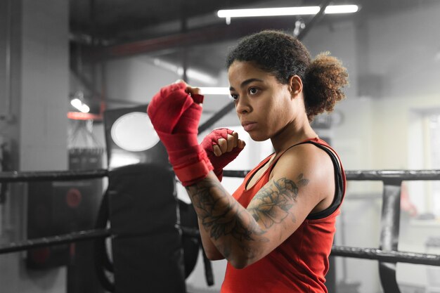 Boxer femme s'entraînant pour une compétition