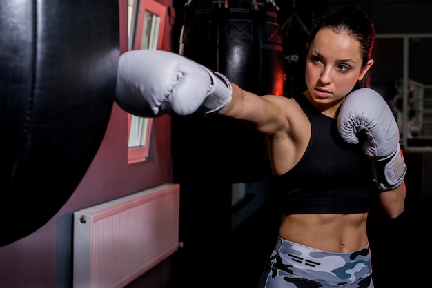 Boxer fille posant à la gym