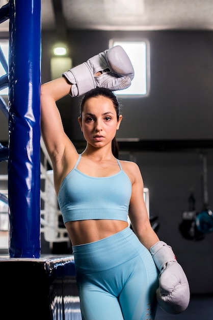 Boxer fille posant à la gym