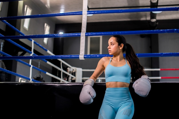 Boxer fille posant à la gym