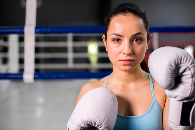 Photo gratuite boxer fille posant à la gym