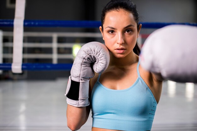 Boxer fille posant à la gym