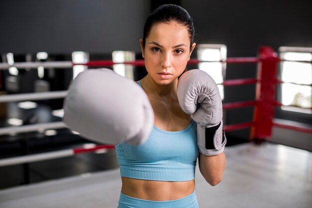 Boxer fille posant à la gym