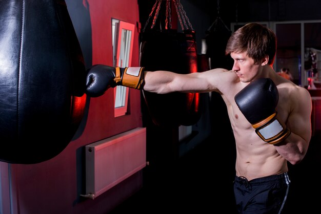 Boxer garçon posant à la gym