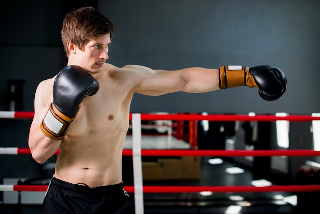 Photo gratuite boxer garçon posant à la gym