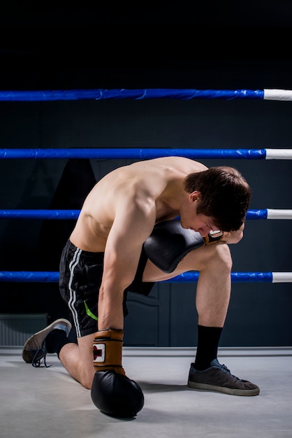 Photo gratuite boxer garçon posant à la gym