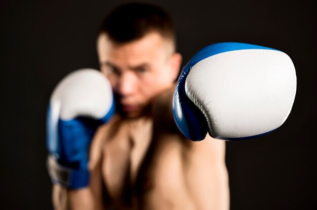 Boxer masculin défocalisé avec des gants de protection