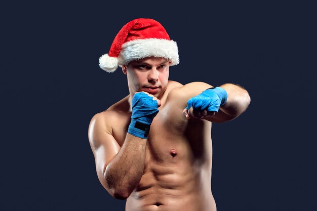 Boxer de remise en forme de Noël portant bonnet de Noel boxe sur fond noir