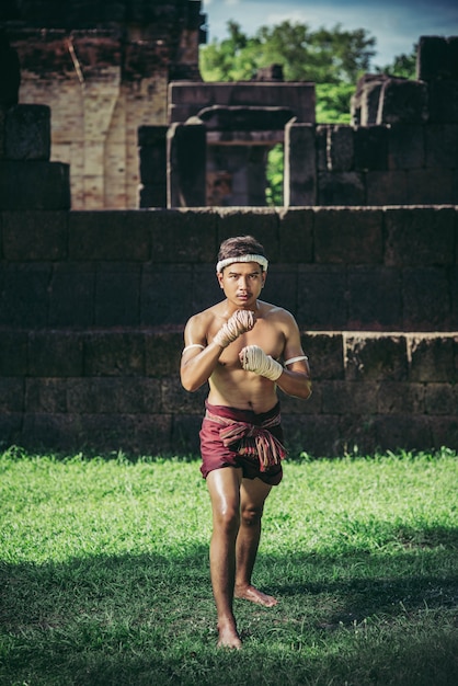 Photo gratuite un boxeur a attaché une corde à la main et a effectué un combat, les arts martiaux du muay thai.