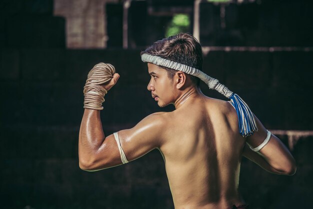 Un boxeur a attaché une corde à la main et a effectué un combat, Les arts martiaux du Muay Thai.