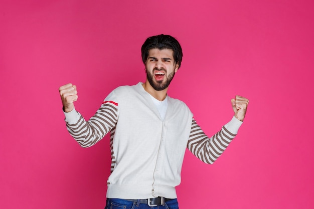 Photo gratuite un boxeur démontrant ses biceps et se sent puissant.