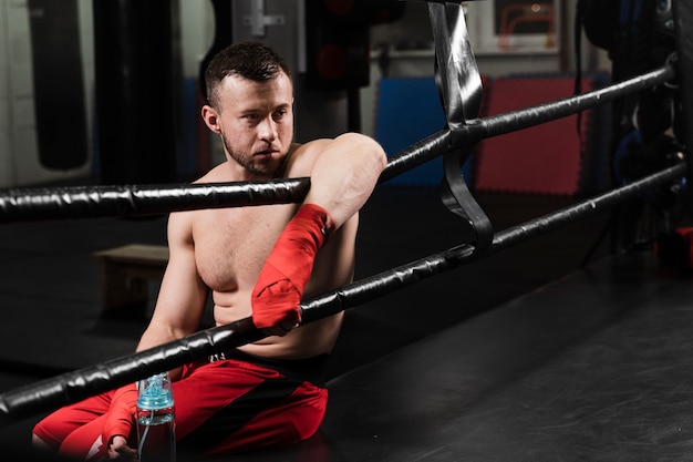 Boxeur prenant une pause de l'entraînement