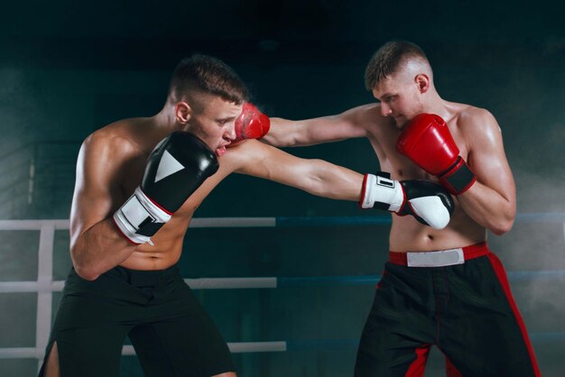 Boxeur professionnel sur l'entraînement de boxe ring de boxe