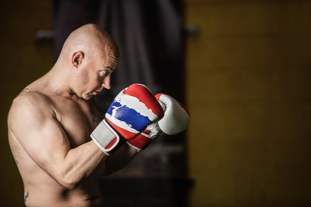 Boxeur thaïlandais pratiquant la boxe