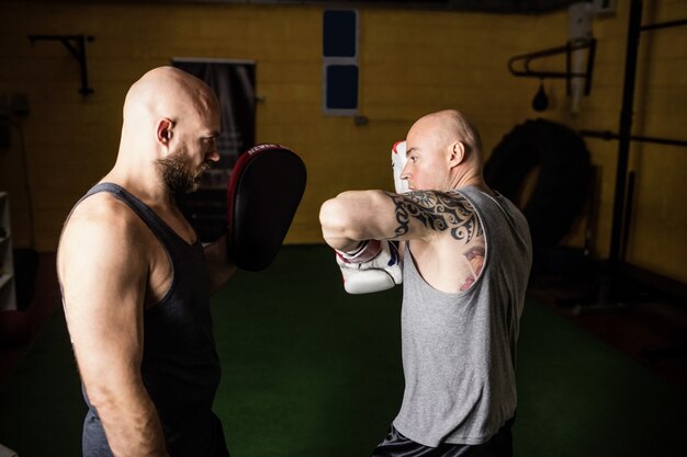 Boxeurs pratiquant la boxe dans le studio de fitness