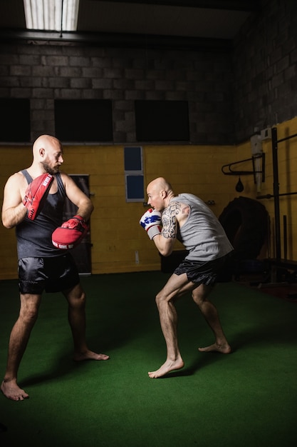 Boxeurs pratiquant la boxe dans le studio de fitness