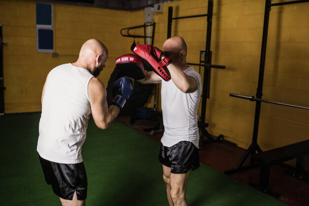 Boxeurs pratiquant la boxe dans le studio de fitness