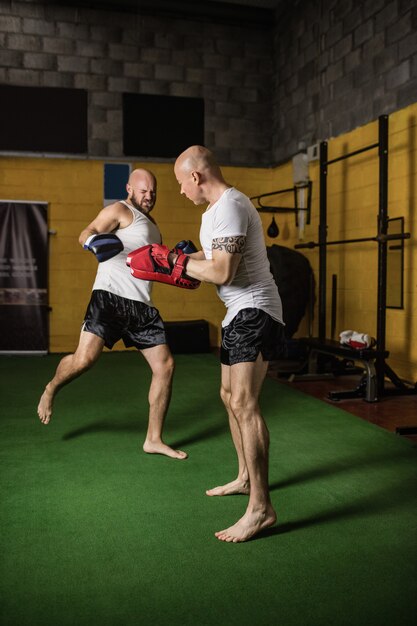 Boxeurs pratiquant la boxe dans le studio de fitness