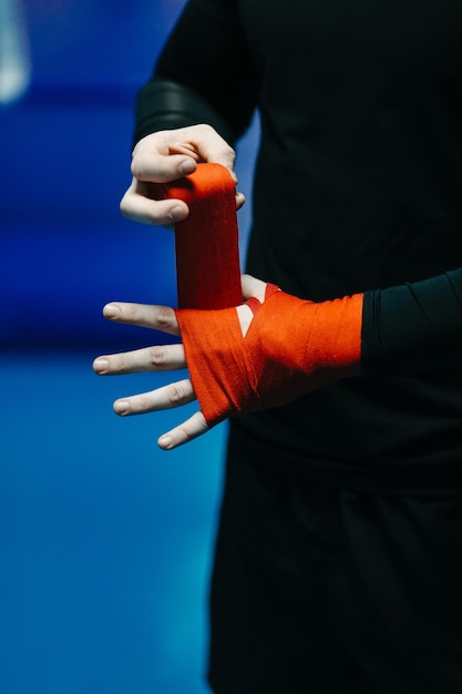 Photo gratuite les boxeurs s'entraînent sur le ring et au gymnase