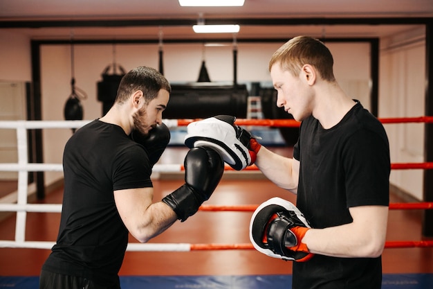 Photo gratuite les boxeurs s'entraînent sur le ring et au gymnase