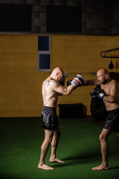 Photo gratuite boxeurs thaïlandais pratiquant la boxe