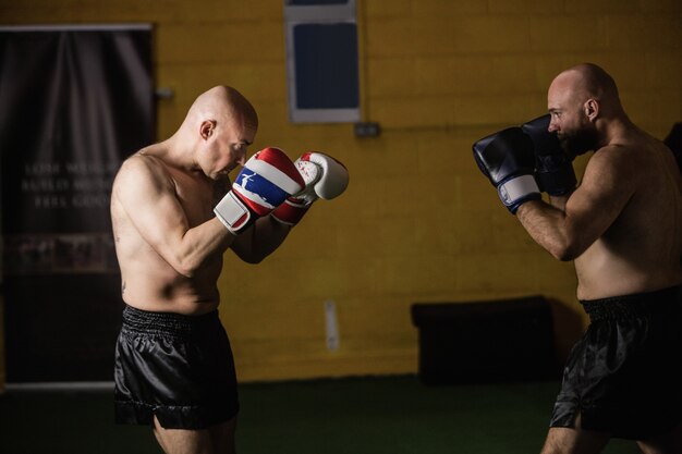 Boxeurs thaïlandais pratiquant la boxe