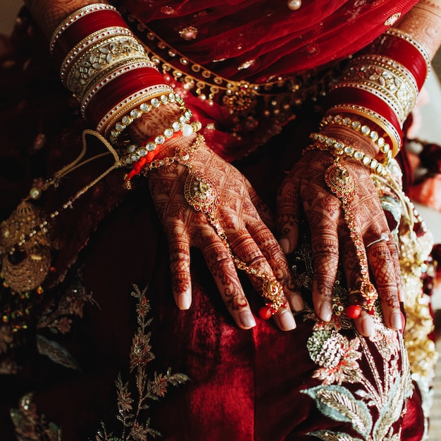 Bracelets de mariage indiens authentiques et mains colorées au henné