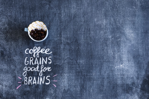 Photo gratuite brain papier découpé et grains de café en coupe avec texte sur tableau noir