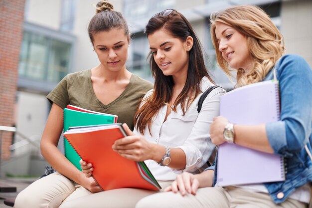 Brainstorming dans la cour de l'université