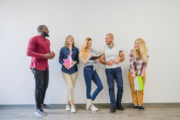 Photo gratuite brainstorming des étudiants expérimentés